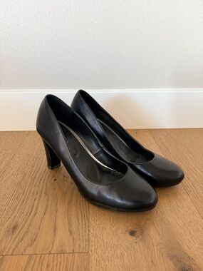 Classic Black Women's Pump
